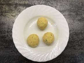 取适量豆渣玉米糊揉圆