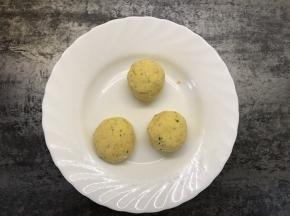 取适量豆渣玉米糊揉圆