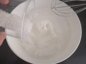 泡沫纹路显清晰时加入最后一次糖，继续打发