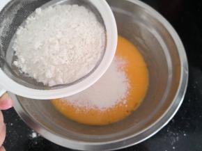 筛入低筋面粉