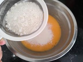 筛入低筋面粉