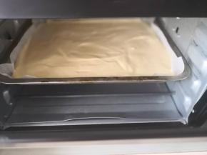 最后把蛋糊倒入裱字后预烤过的油纸烤盘里，抹平表面，轻震2下送入烤箱170度上下火中层烤25分钟即可，取出后倒扣撕去油纸卷起来就可以了！