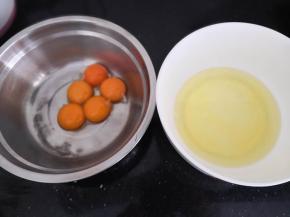 首先准备2个干净无水无油的大碗，蛋白蛋黄分离首先：准备2个干净无水无油的大碗，蛋白蛋黄分离