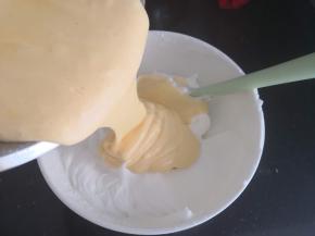 拌匀后回倒入剩下的三分之二的蛋白里，继续切拌或翻拌均匀