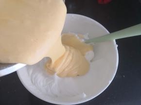 拌匀后回倒入剩下的三分之二的蛋白里，继续切拌或翻拌均匀