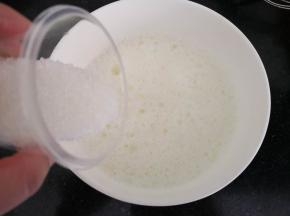 蛋清里加入2滴白醋或柠檬汁，打发至鱼泡眼状加入三分之一糖继续打发（55克糖平均分三次加入）