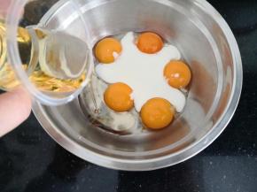 蛋黄里加入酸奶，玉米油