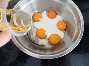 蛋黄里加入酸奶，玉米油
