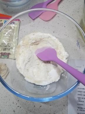 杏仁粉跟糖粉混合。