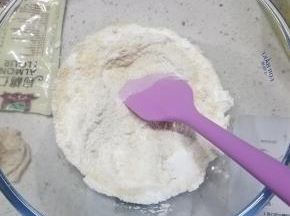 杏仁粉跟糖粉混合。