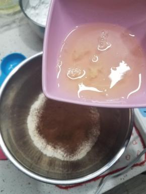 然后跟A中的蛋清放在同一盆内备用。