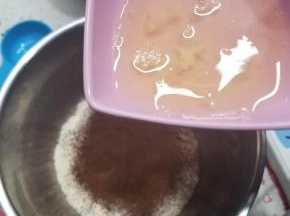 然后跟A中的蛋清放在同一盆内备用。