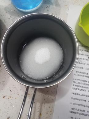 称量好B中的水跟糖，放在同一个小奶锅中备用。