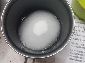 称量好B中的水跟糖，放在同一个小奶锅中备用。
