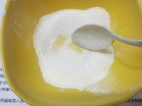 把C的细砂糖跟蛋白粉混合拌匀备用。