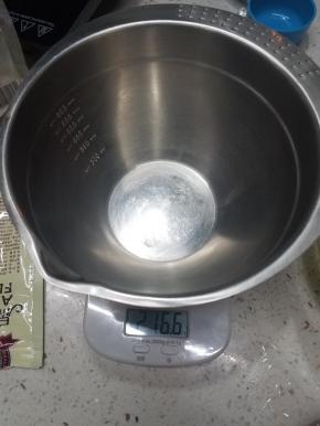 把C的蛋清放到打蛋盆内。准备好一个裱花，剪一个小口，放入一个圆口的裱花嘴。