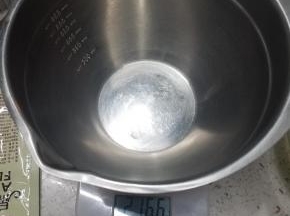 把C的蛋清放到打蛋盆内。准备好一个裱花，剪一个小口，放入一个圆口的裱花嘴。
