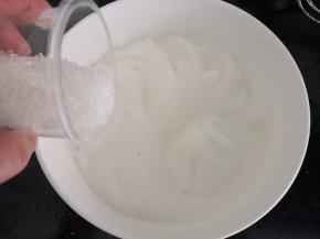 泡沫细腻时加入第二次糖继续打发