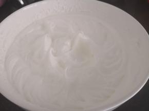 打发至提起打蛋器时带弯勾尖状就可以了，不要打发至硬性，否则卷起时容易开裂