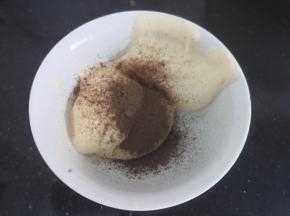 准备一小碗，挖一勺蛋糊在碗里，加入少许可可粉