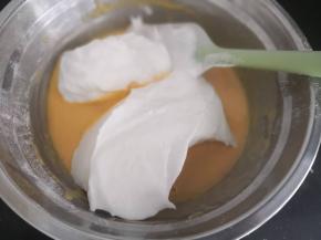 先拔三分之一的蛋白到蛋黄糊里，切拌或翻拌均匀（切勿打圈搅拌以免消泡，蛋糕成蛋饼）