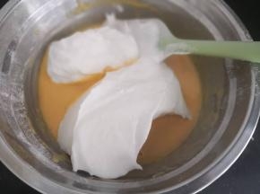 先拔三分之一的蛋白到蛋黄糊里，切拌或翻拌均匀（切勿打圈搅拌以免消泡，蛋糕成蛋饼）