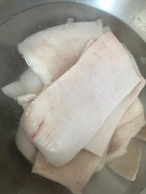 在清水中浸泡、清洗