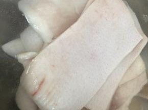 在清水中浸泡、清洗