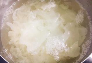 大火煮开，小火熬制至少1个小时，熬制至银耳汤浓稠。