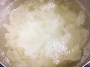 大火煮开，小火熬制至少1个小时，熬制至银耳汤浓稠。