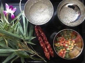 准备好所有食材，大米和糯米淘洗干净，浸泡一小时以上，腊肠切薄片备用