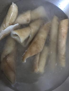 放入沸水中煮一下，猪皮变色即可