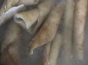 放入沸水中煮一下，猪皮变色即可