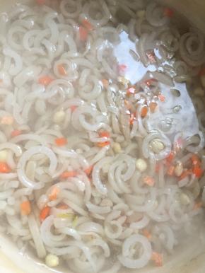 不烫手时把皮冻倒入模具中，没有模具也没有关系，倒入合适的容器中凉透成冻即可（照片左下角的是玉米须哈，不是头发）