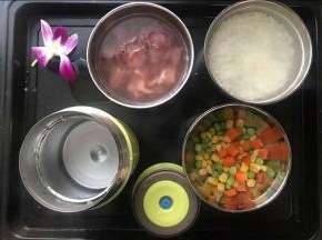 焖烧杯里注满沸水，合上盖子预热10分钟，其他食材也用热水浸泡预热