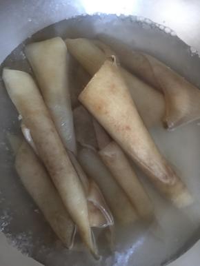 都处理干净了，再放入沸水中煮一下捞出