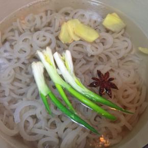 另起锅，冷水加入猪皮，再次加入葱、姜、八角（换新的呀）这次水与猪皮的比例是四比一（这个比较重要）