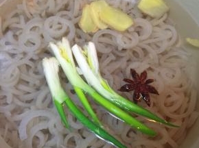 另起锅，冷水加入猪皮，再次加入葱、姜、八角（换新的呀）这次水与猪皮的比例是四比一（这个比较重要）