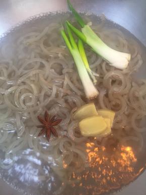 放入水中煮一下，去去腥，放两颗葱、三四片姜、八角一颗，料酒少许，煮几分钟捞出