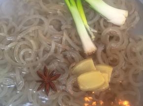 放入水中煮一下，去去腥，放两颗葱、三四片姜、八角一颗，料酒少许，煮几分钟捞出