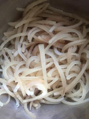 切成窄条，用温水多洗几次，知道水变得清亮了，我大约洗了五次