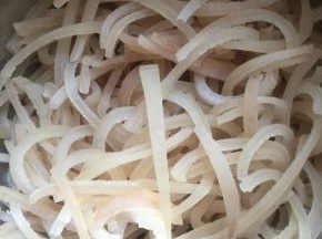 切成窄条，用温水多洗几次，知道水变得清亮了，我大约洗了五次