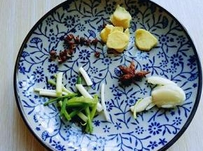 将葱姜蒜去皮切碎。