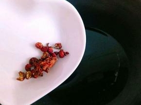 另起油锅，加入花椒炒香。