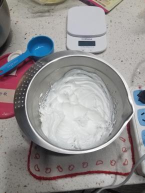 打发C的蛋清，分两次加入混合好的细砂糖跟蛋白粉，打发至硬性发泡。