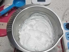 打发C的蛋清，分两次加入混合好的细砂糖跟蛋白粉，打发至硬性发泡。
