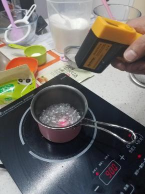 B的糖水直接加入煮至118度。然后把糖水慢慢的如细流状流入打发好的蛋白中，用打蛋器中高速搅拌直至糖水完全倒入，持续打到手摸打蛋盆温热为止，放凉成为坚挺的意式蛋白霜。