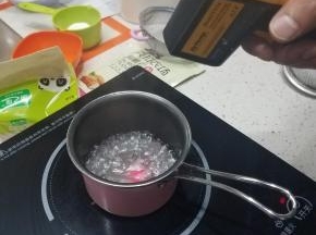 B的糖水直接加入煮至118度。然后把糖水慢慢的如细流状流入打发好的蛋白中，用打蛋器中高速搅拌直至糖水完全倒入，持续打到手摸打蛋盆温热为止，放凉成为坚挺的意式蛋白霜。