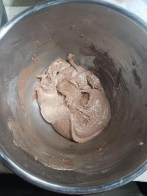 将TPT跟蛋清A在盆内搅拌成团，分三次加入蛋白霜，第一次：加入二分之一的蛋白霜，用刮刀按压切拌至完全混合均匀，第二次：剩下的蛋白霜再分成一半，加入其中一份用切拌手法将面糊混合至均匀，第三次：剩余的蛋白霜全部加入，用轻柔的切拌及翻拌法小心拌匀面糊至能有一定流速呈飘带状叠在盆内。