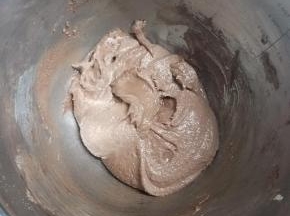 将TPT跟蛋清A在盆内搅拌成团，分三次加入蛋白霜，第一次：加入二分之一的蛋白霜，用刮刀按压切拌至完全混合均匀，第二次：剩下的蛋白霜再分成一半，加入其中一份用切拌手法将面糊混合至均匀，第三次：剩余的蛋白霜全部加入，用轻柔的切拌及翻拌法小心拌匀面糊至能有一定流速呈飘带状叠在盆内。